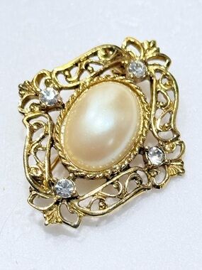 1928 Gold Filigree Cream Faux Pearl Cabochon Clear Rhinestone Accents Brooch Pin